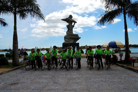 Tượng đài Mẹ Suốt